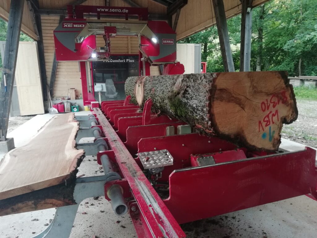 Scierie à ruban industrielle SERRA XE160 (gamme AFRICA) en plein sciage d'une grume